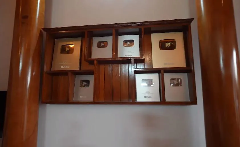 2-hien-tuong-thach-thuc-danh-hai-doi-doi-chong-mat-ba-tan-vlog-khoe-co-ngoi-trang-le-le-thi-dan-thu-nhap-khung (16)