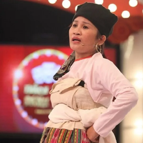 2-hien-tuong-thach-thuc-danh-hai-doi-doi-chong-mat-ba-tan-vlog-khoe-co-ngoi-trang-le-le-thi-dan-thu-nhap-khung (2)