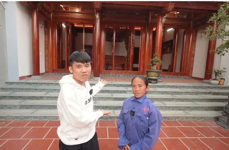 2-hien-tuong-thach-thuc-danh-hai-doi-doi-chong-mat-ba-tan-vlog-khoe-co-ngoi-trang-le-le-thi-dan-thu-nhap-khung (4)