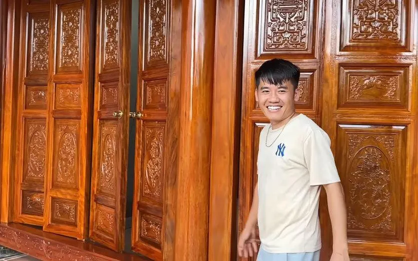 2-hien-tuong-thach-thuc-danh-hai-doi-doi-chong-mat-ba-tan-vlog-khoe-co-ngoi-trang-le-le-thi-dan-thu-nhap-khung (5)