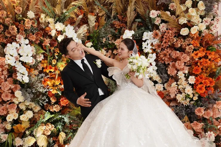 dam-cuoi-nam-ca-si-dinh-dam-showbiz-viet-me-chu-re-ngoi-xe-lan-len-le-duong-trao-sinh-le-cho-con-dau (10)