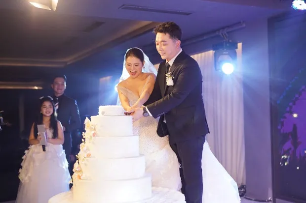dam-cuoi-nam-ca-si-dinh-dam-showbiz-viet-me-chu-re-ngoi-xe-lan-len-le-duong-trao-sinh-le-cho-con-dau (111)