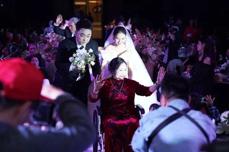 dam-cuoi-nam-ca-si-dinh-dam-showbiz-viet-me-chu-re-ngoi-xe-lan-len-le-duong-trao-sinh-le-cho-con-dau (12)