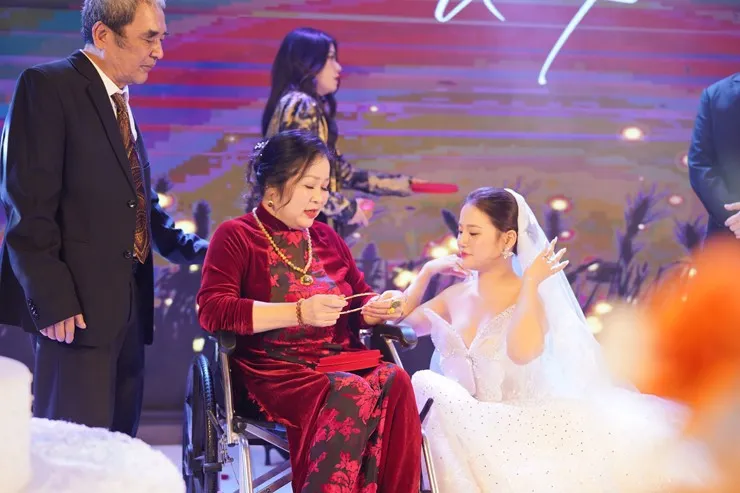 dam-cuoi-nam-ca-si-dinh-dam-showbiz-viet-me-chu-re-ngoi-xe-lan-len-le-duong-trao-sinh-le-cho-con-dau (13)