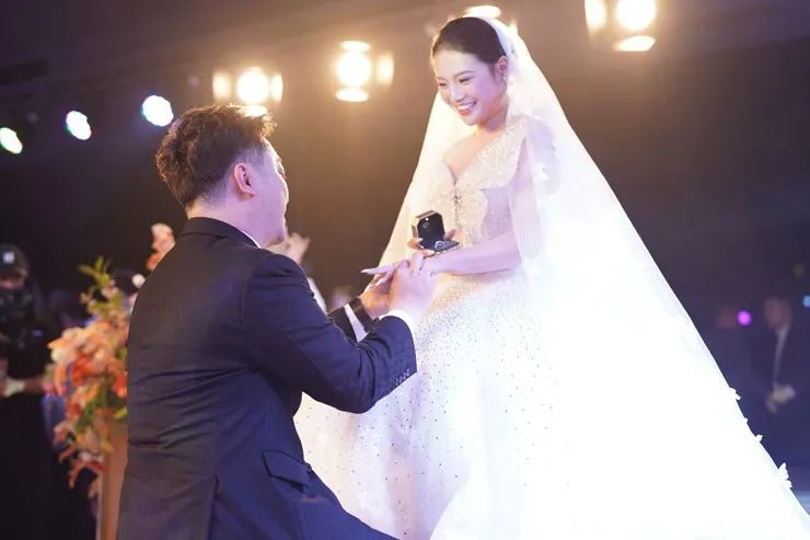 dam-cuoi-nam-ca-si-dinh-dam-showbiz-viet-me-chu-re-ngoi-xe-lan-len-le-duong-trao-sinh-le-cho-con-dau (2)
