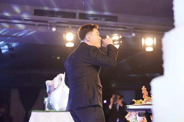 dam-cuoi-nam-ca-si-dinh-dam-showbiz-viet-me-chu-re-ngoi-xe-lan-len-le-duong-trao-sinh-le-cho-con-dau (4)