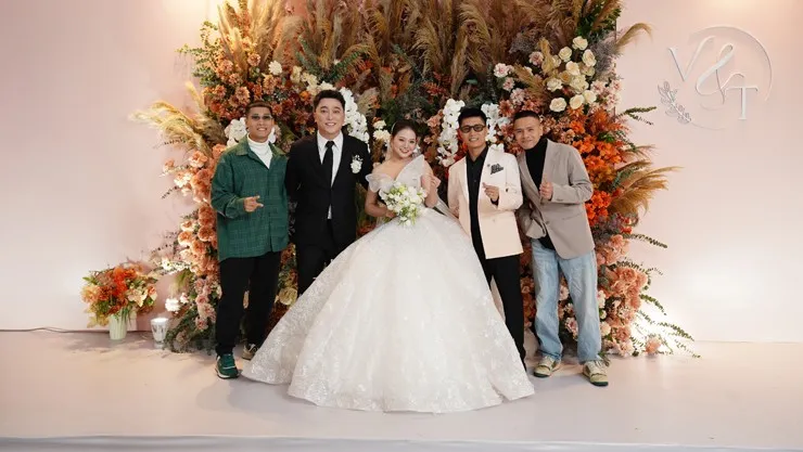 dam-cuoi-nam-ca-si-dinh-dam-showbiz-viet-me-chu-re-ngoi-xe-lan-len-le-duong-trao-sinh-le-cho-con-dau (5)
