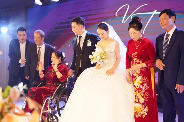 dam-cuoi-nam-ca-si-dinh-dam-showbiz-viet-me-chu-re-ngoi-xe-lan-len-le-duong-trao-sinh-le-cho-con-dau (71)