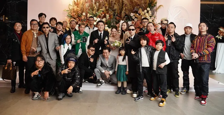 dam-cuoi-nam-ca-si-dinh-dam-showbiz-viet-me-chu-re-ngoi-xe-lan-len-le-duong-trao-sinh-le-cho-con-dau (8)