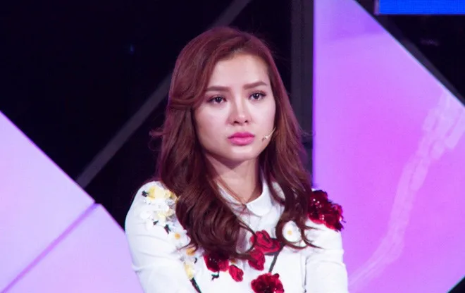 sao-nu-vbiz-me-mat-khong-co-cho-de-quan-tai-phai-mang-vao-chua-lo-hau-su-nay-tau-nha-5-tang-trang-le (5)