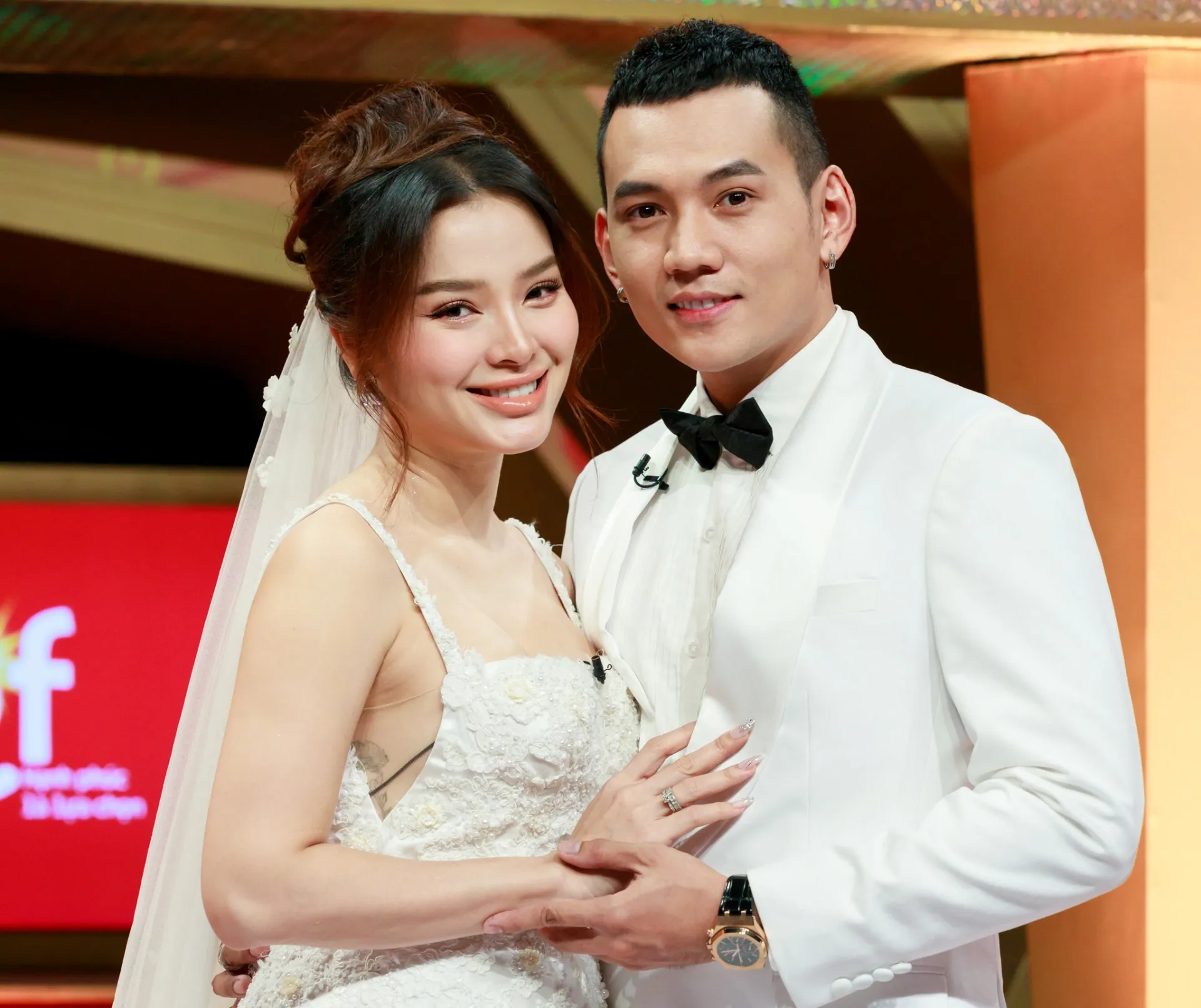 sao-nu-vbiz-me-mat-khong-co-cho-de-quan-tai-phai-mang-vao-chua-lo-hau-su-nay-tau-nha-5-tang-trang-le (8)