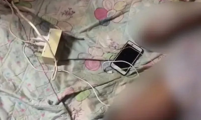 tay-uot-cam-sac-dien-thoai-be-gai-oan-mang-sau-tieng-xoet-xoet-gia-dinh-khoc-than-co-moi-dua-con (6)