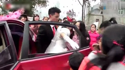 hi-huu-co-dau-bi-me-chong-tac-dong-vat-ly-giua-dam-cuoi-biet-ly-do-dang-sau-ai-cung-khuyen-quay-xe (3)