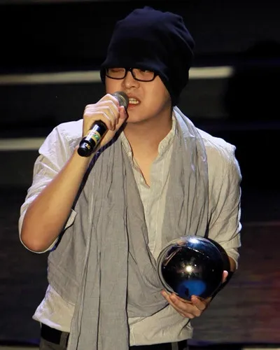 hoang-tu-nhac-viet-qua-doi-do-mac-benh-hiem-ten-duoc-dat-cho-mot-ngoi-sao-ngan-hang-sao-quoc-te-chung-nhan (91)