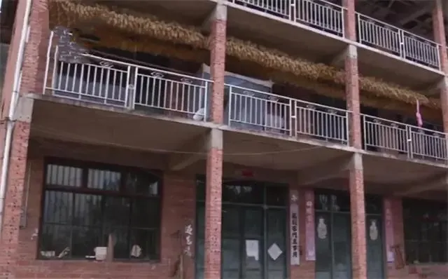 cu-ba-qua-doi-truoc-san-nha-do-cac-con-choi-trach-nhiem-hang-xom-trinh-bao-nho-cong-an-giai-quyet (11)