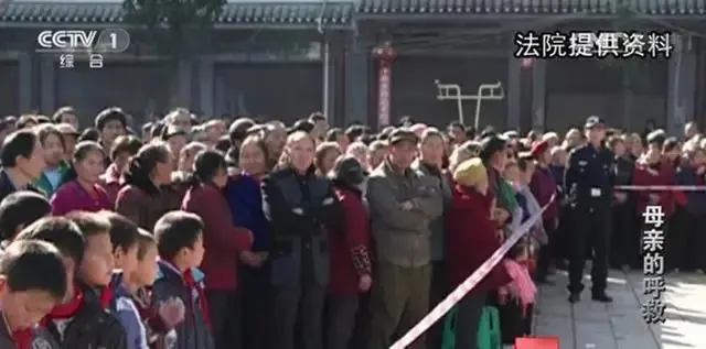 cu-ba-qua-doi-truoc-san-nha-do-cac-con-choi-trach-nhiem-hang-xom-trinh-bao-nho-cong-an-giai-quyet (8)