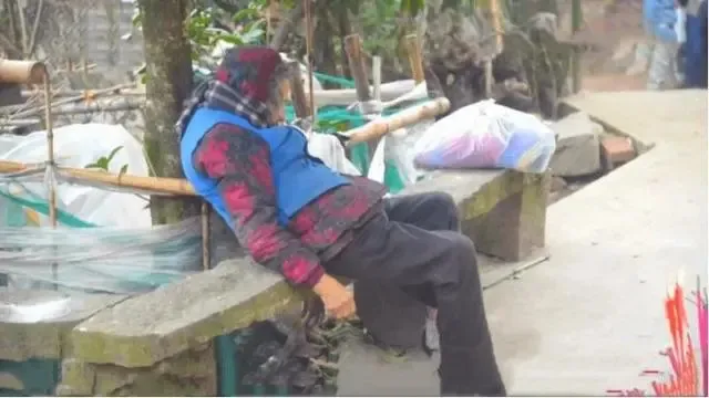 cu-ba-qua-doi-truoc-san-nha-do-cac-con-choi-trach-nhiem-hang-xom-trinh-bao-nho-cong-an-giai-quyet (9)