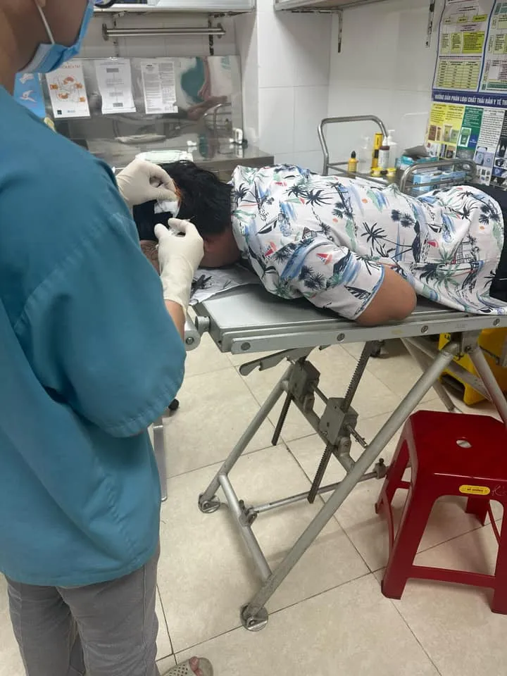 loc-fu-ho-bi-chan-thuong-dau-dip-can-tep-dan-tinh-xon-xao-vi-bi-vo-tac-dong-vat-ly (5)