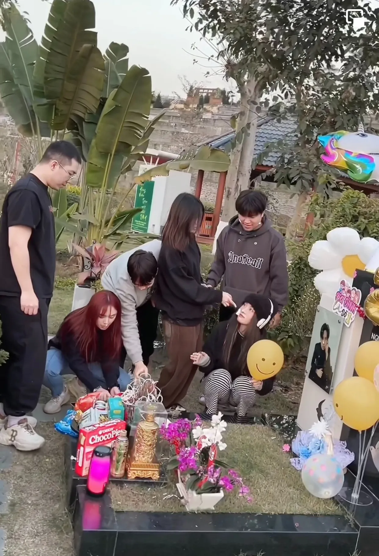 le-bong-to-chuc-sinh-nhat-cho-nguoi-ban-da-mat-3-nam-vo-doc-binh-luan-ai-nay-deu-ghi-dung-1-cau-rung-minh (113)