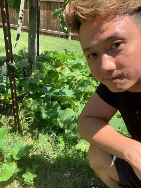 nam-ca-si-dien-trai-la-tinh-cu-cua-mc-cat-tuong-sang-xu-nguoi-lam-viec-den-bo-pho-tay-chan-nhac-khong-noi (3)