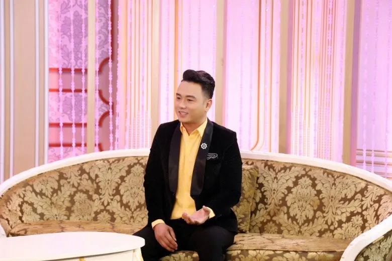 nam-ca-si-dien-trai-la-tinh-cu-cua-mc-cat-tuong-sang-xu-nguoi-lam-viec-den-bo-pho-tay-chan-nhac-khong-noi (5)