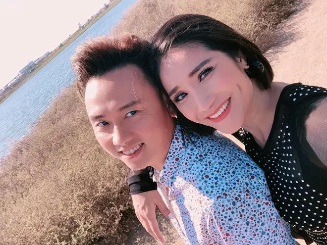 nam-ca-si-dien-trai-la-tinh-cu-cua-mc-cat-tuong-sang-xu-nguoi-lam-viec-den-bo-pho-tay-chan-nhac-khong-noi (8)