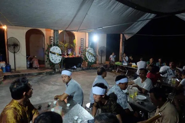 thay-gia-dinh-voi-vang-lam-tang-le-cho-nguoi-cha-con-an-vao-cuoc-ven-man-bi-mat-dau-long (4)