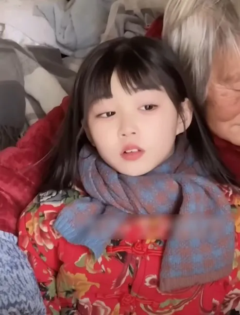 be-gai-gay-bao-mxh-vi-nhan-sac-cuc-pham-nhung-mac-can-benh-la-bi-ket-mai-mai-tuoi-len-1-qua-xot-xa (4)