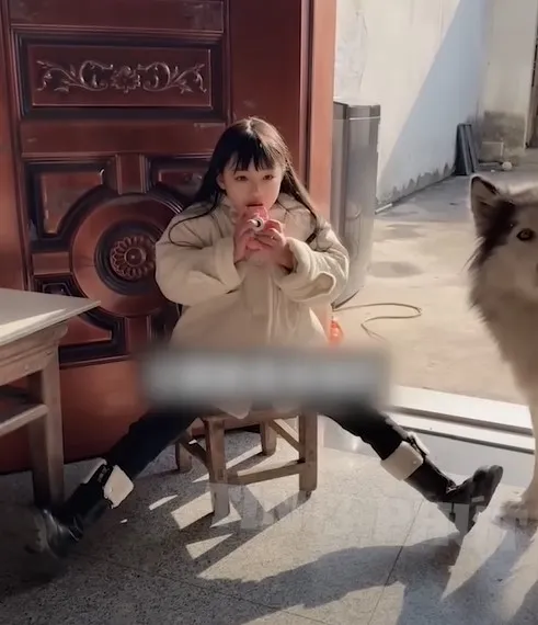 be-gai-gay-bao-mxh-vi-nhan-sac-cuc-pham-nhung-mac-can-benh-la-bi-ket-mai-mai-tuoi-len-1-qua-xot-xa (5)