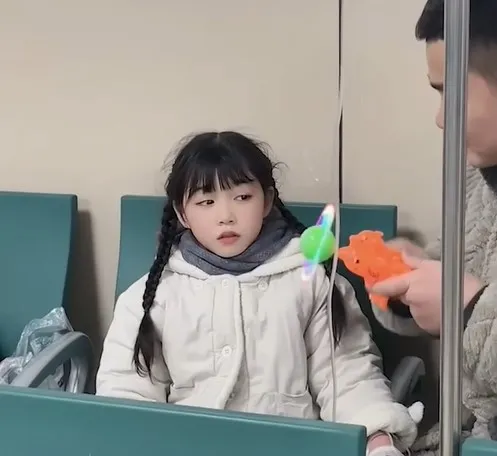 be-gai-gay-bao-mxh-vi-nhan-sac-cuc-pham-nhung-mac-can-benh-la-bi-ket-mai-mai-tuoi-len-1-qua-xot-xa (6)