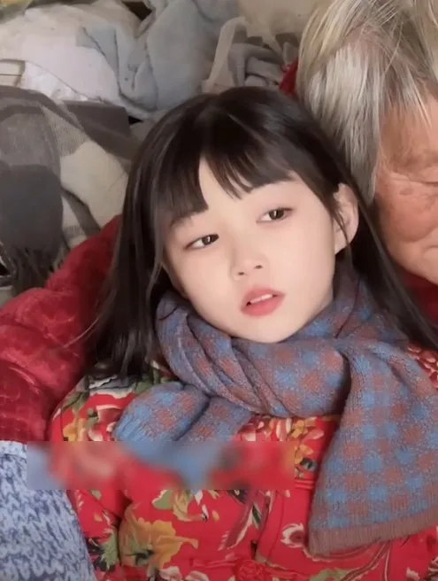 be-gai-gay-bao-mxh-vi-nhan-sac-cuc-pham-nhung-mac-can-benh-la-bi-ket-mai-mai-tuoi-len-1-qua-xot-xa (7)