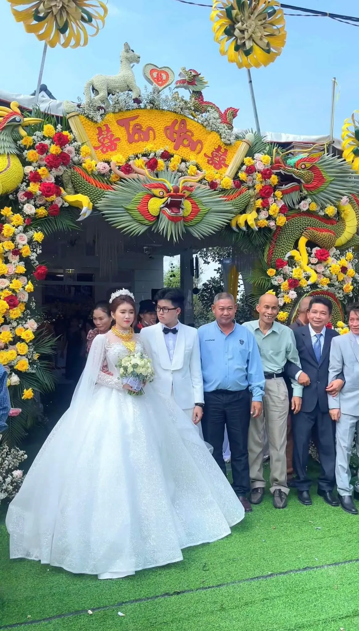 dam-cuoi-chay-pha-vo-quy-tac-o-mien-tay-mon-an-cau-ky-den-kinh-ngac-co-dau-chu-re-khong-nhan-tien-mung (6)