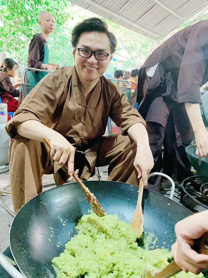 mc-dai-nghia-tung-thi-rot-truong-san-khau-den-suy-sup-chanh-long-vi-dien-o-ham-cau-hoi-cho (114)