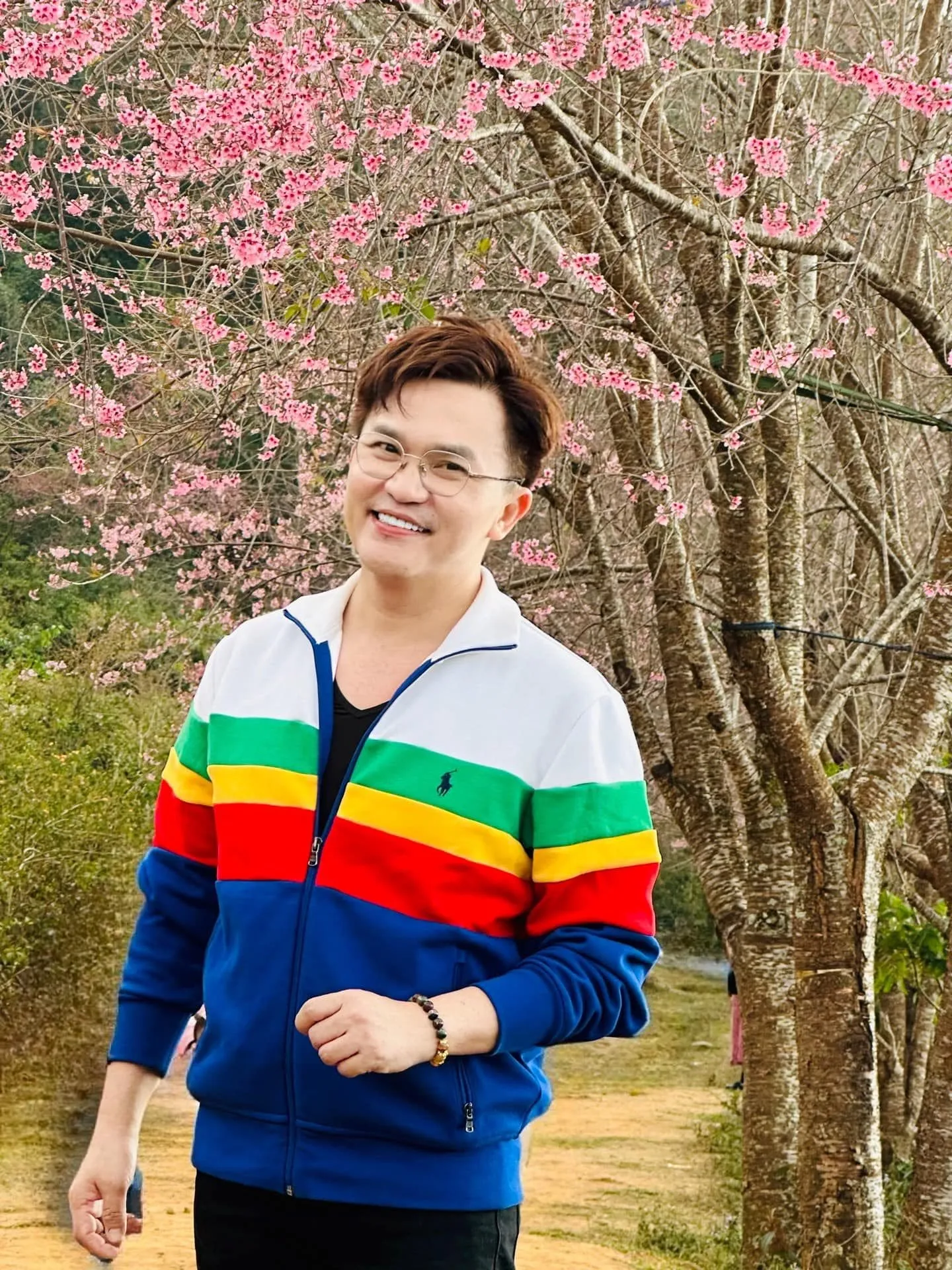 mc-dai-nghia-tung-thi-rot-truong-san-khau-den-suy-sup-chanh-long-vi-dien-o-ham-cau-hoi-cho (2)