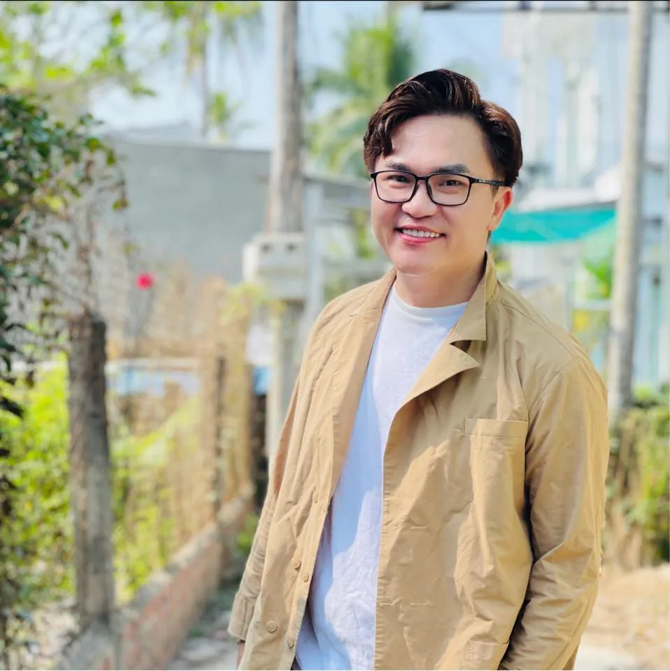 mc-dai-nghia-tung-thi-rot-truong-san-khau-den-suy-sup-chanh-long-vi-dien-o-ham-cau-hoi-cho (5)