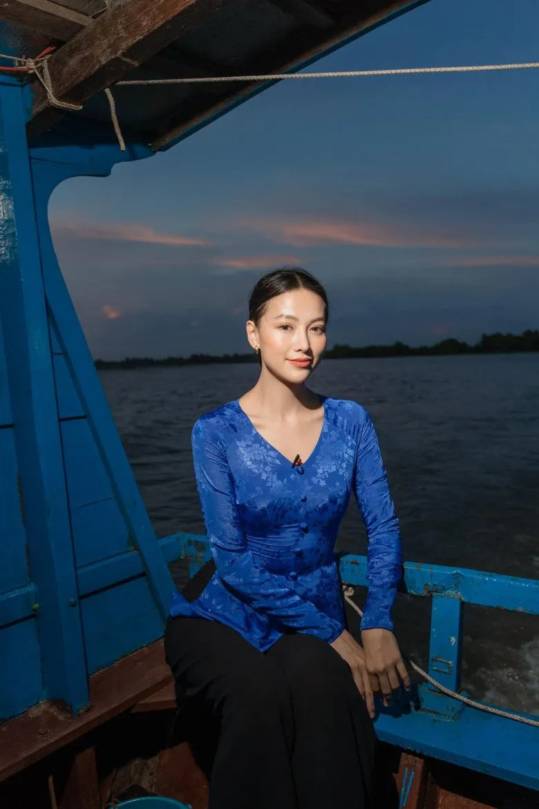 hoa-hau-xu-dua-dien-ao-ba-ba-don-tet-choi-troi-giua-dan-my-nhan-mac-ao-dai-van-khien-dan-tinh-ngan-ngo (3)