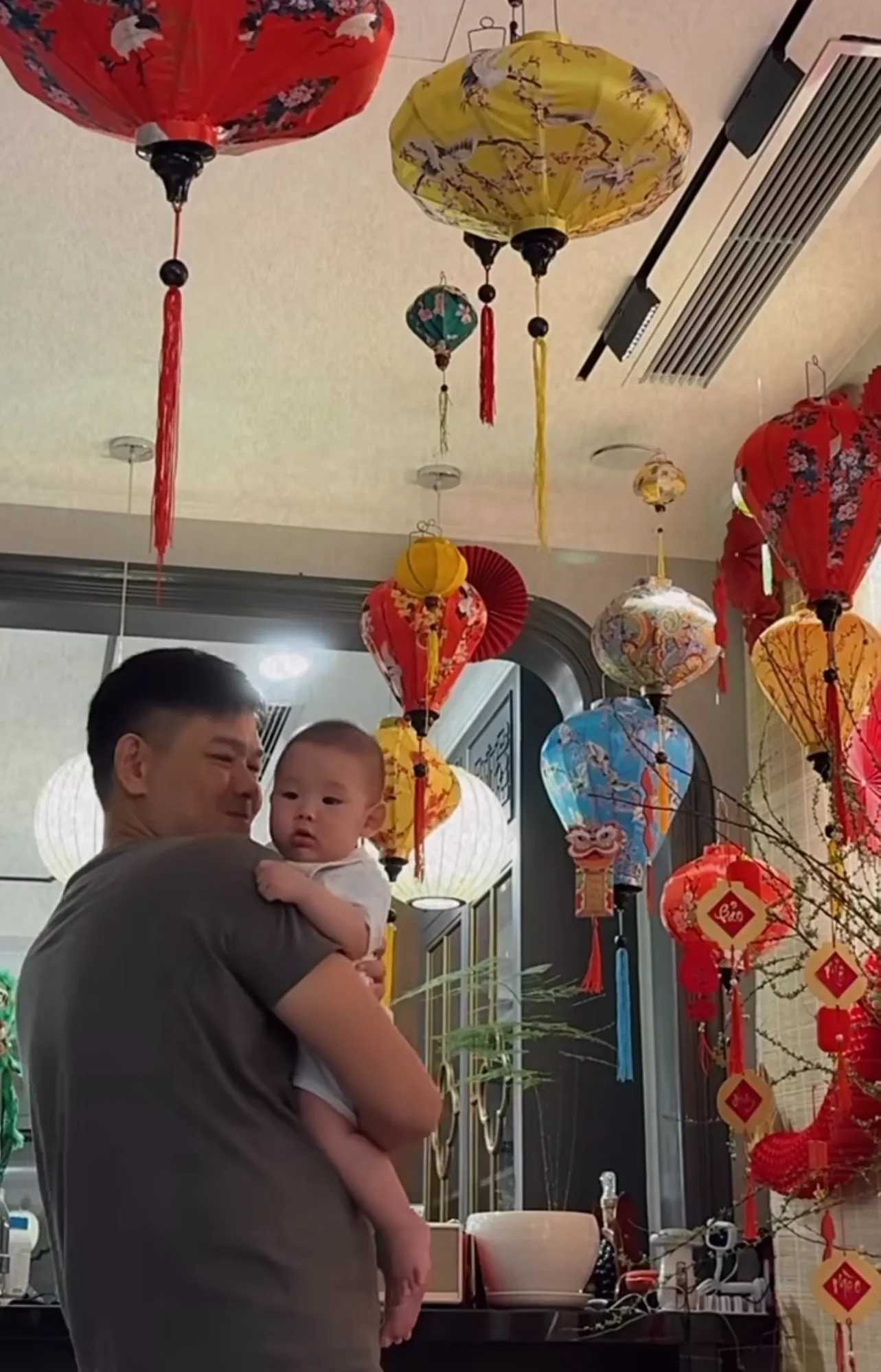 minh-hang-xa-anh-bong-be-quy-tu-cong-khai-anh-can-mat-chong-dai-gia-sau-thoi-gian-giau-kin-nhu-bung (10)