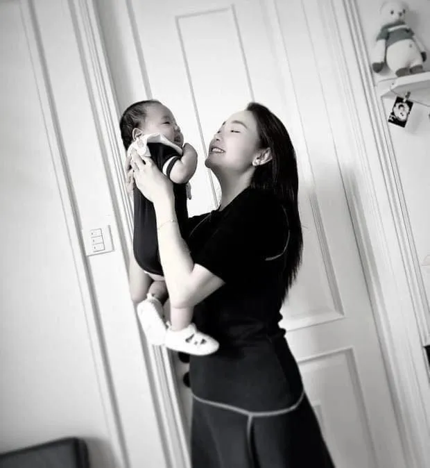 minh-hang-xa-anh-bong-be-quy-tu-cong-khai-anh-can-mat-chong-dai-gia-sau-thoi-gian-giau-kin-nhu-bung (3)