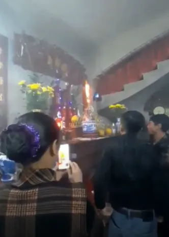 dang-cung-ban-tho-bat-nhang-bong-boc-chay-nghi-ngut-khien-gia-dinh-mung-ro-va-su-that-bat-ngo (2)