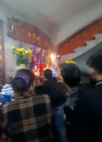 dang-cung-ban-tho-bat-nhang-bong-boc-chay-nghi-ngut-khien-gia-dinh-mung-ro-va-su-that-bat-ngo (3)