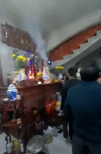 dang-cung-ban-tho-bat-nhang-bong-boc-chay-nghi-ngut-khien-gia-dinh-mung-ro-va-su-that-bat-ngo (7)