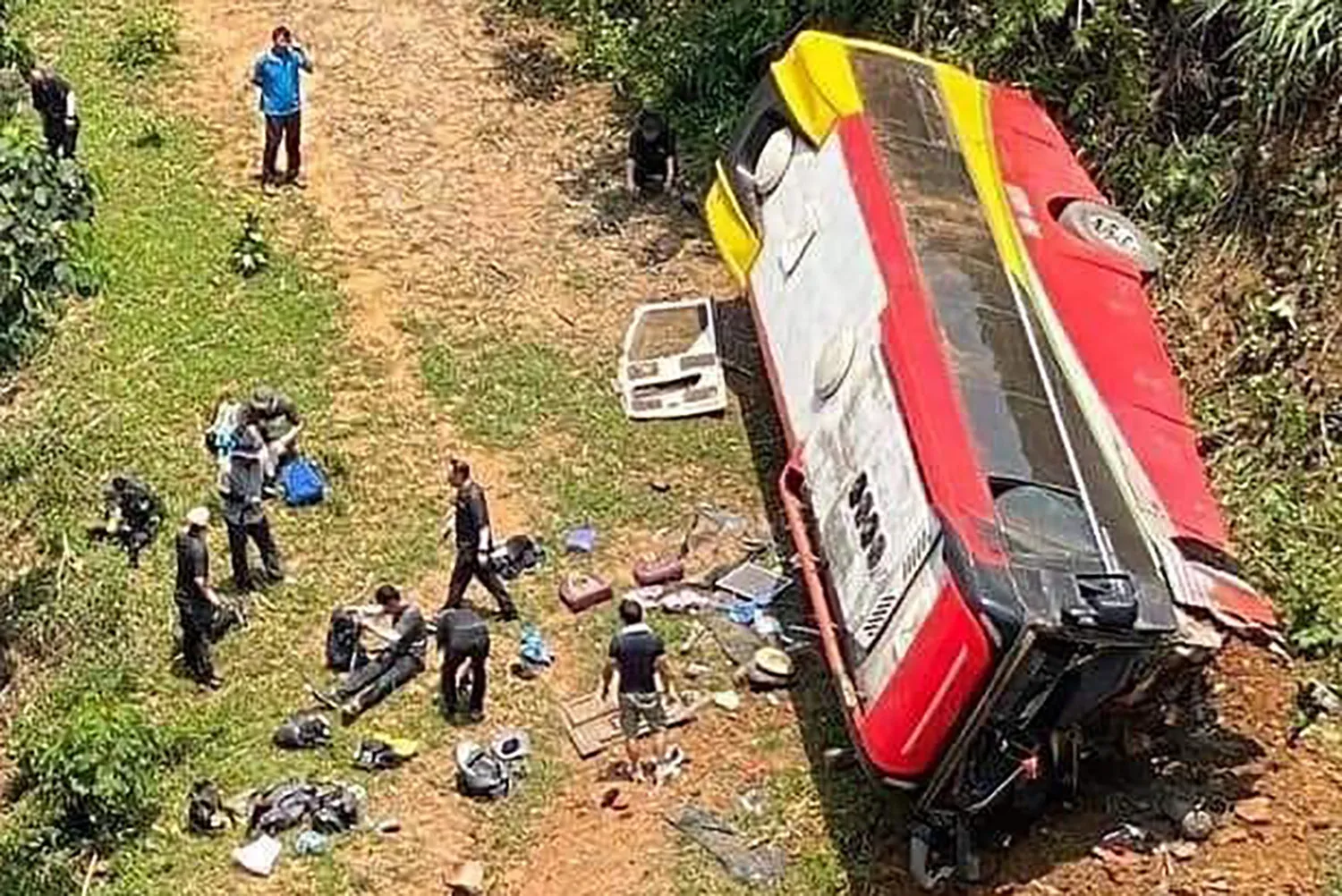 xe-giuong-nam-cho-hon-30-hanh-khach-ve-que-an-tet-lao-xuong-vuc-sau-nan-nhan-hoang-loan-keu-cuu (12)