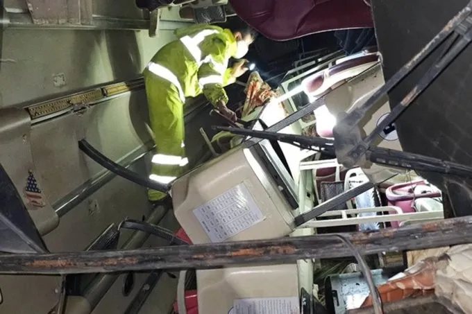 xe-giuong-nam-cho-hon-30-hanh-khach-ve-que-an-tet-lao-xuong-vuc-sau-nan-nhan-hoang-loan-keu-cuu (3)