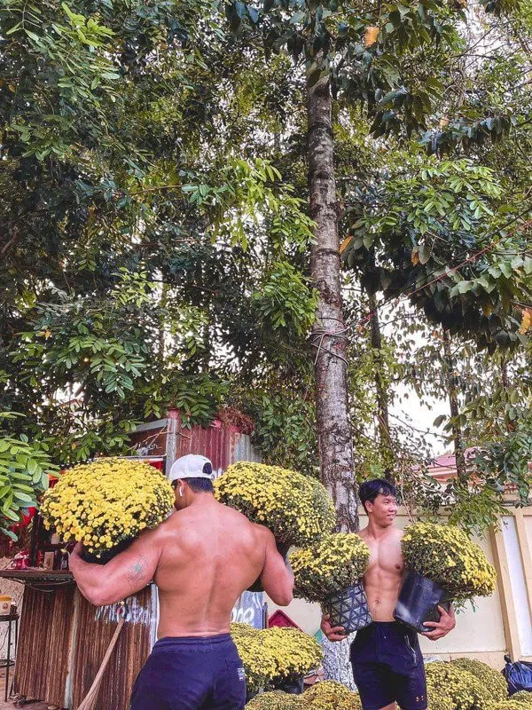 danh-tinh-2-trai-dep-6-mui-luc-luong-ngoi-ban-hoa-phuc-vu-tet-2024-khien-chi-em-nao-loan-tranh-nhau-toi-mua (2)