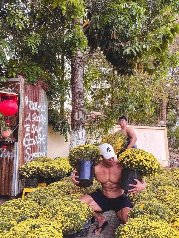 danh-tinh-2-trai-dep-6-mui-luc-luong-ngoi-ban-hoa-phuc-vu-tet-2024-khien-chi-em-nao-loan-tranh-nhau-toi-mua (3)