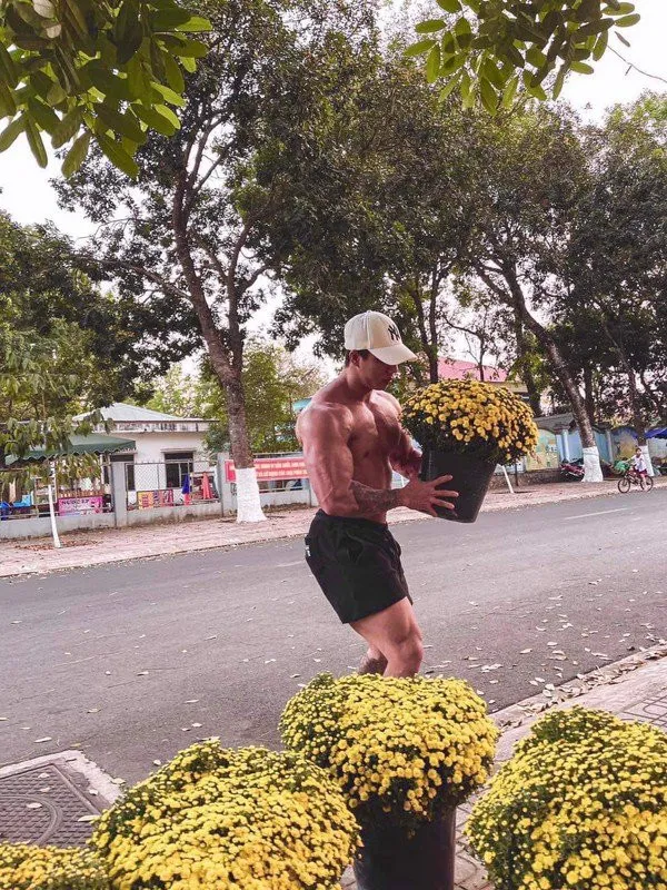 danh-tinh-2-trai-dep-6-mui-luc-luong-ngoi-ban-hoa-phuc-vu-tet-2024-khien-chi-em-nao-loan-tranh-nhau-toi-mua (4)