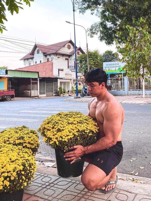 danh-tinh-2-trai-dep-6-mui-luc-luong-ngoi-ban-hoa-phuc-vu-tet-2024-khien-chi-em-nao-loan-tranh-nhau-toi-mua (5)