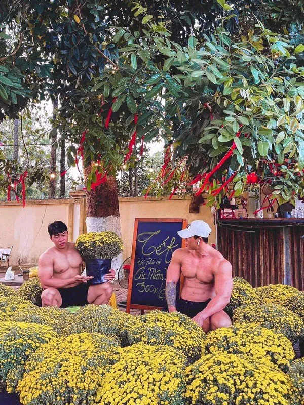 danh-tinh-2-trai-dep-6-mui-luc-luong-ngoi-ban-hoa-phuc-vu-tet-2024-khien-chi-em-nao-loan-tranh-nhau-toi-mua (6)