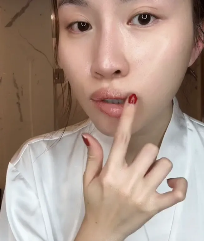 thanh-thanh-huyen-dung-nuoc-rua-nail-tay-trang-hut-hon-1-3-trieu-luot-xem-nhin-mat-moc-sau-do-ai-cung-choang(13)