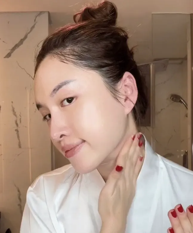 thanh-thanh-huyen-dung-nuoc-rua-nail-tay-trang-hut-hon-1-3-trieu-luot-xem-nhin-mat-moc-sau-do-ai-cung-choang(14)